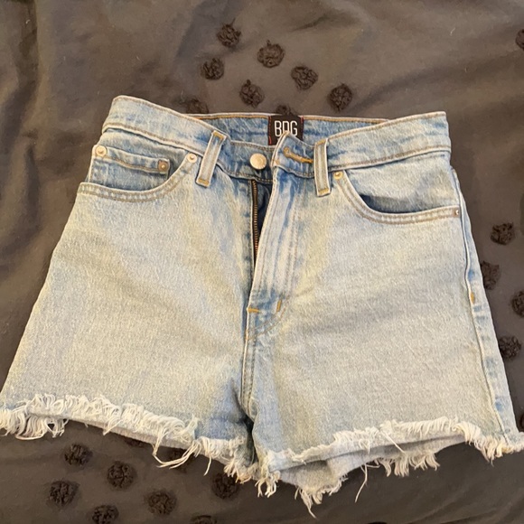 BDG High-Waisted Girlfriend jean shorts - Picture 3 of 4
